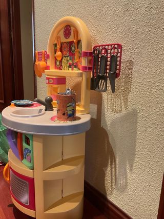 Cocinita de juguete con delantal y utensilios