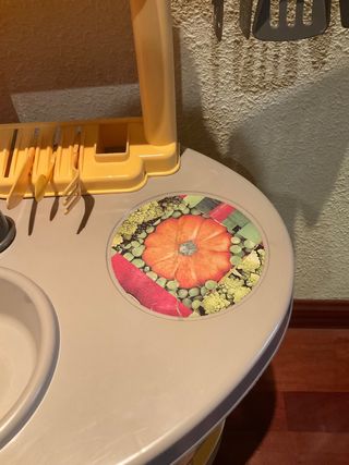 Cocinita de juguete con delantal y utensilios