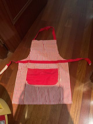 Cocinita de juguete con delantal y utensilios