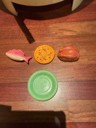 Cocinita de juguete con delantal y utensilios