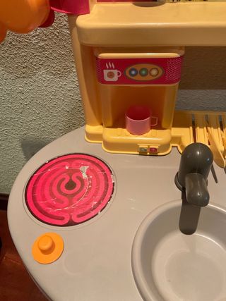 Cocinita de juguete con delantal y utensilios