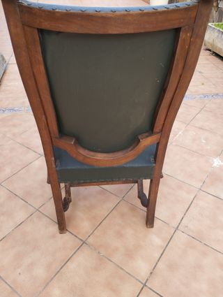 Antiguo sillón de madera y tela