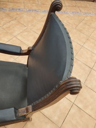 Antiguo sillón de madera y tela