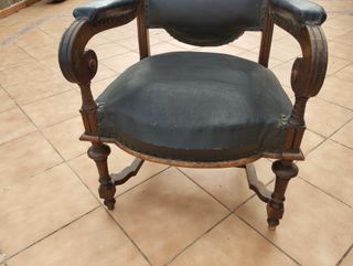 Antiguo sillón de madera y tela