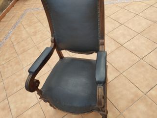 Antiguo sillón de madera y tela