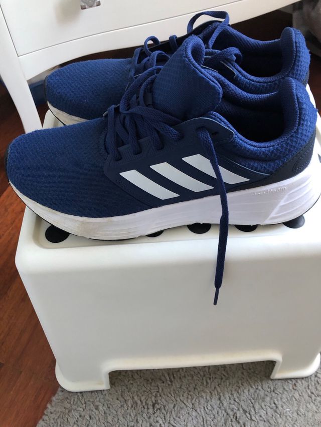Adidas azul marino.