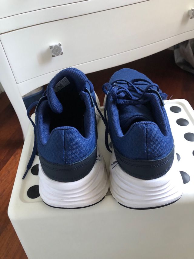 Adidas azul marino.
