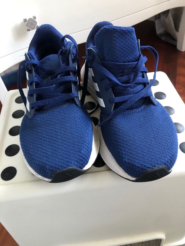 Adidas azul marino.
