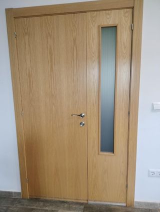 Puerta madera laminada dos hojas