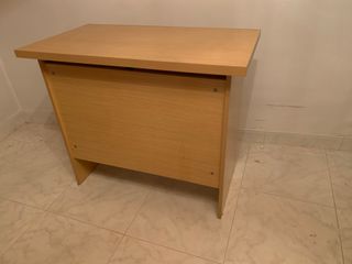 Mesa y muebles auxiliares