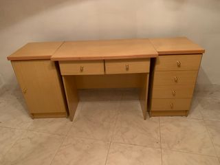 Mesa y muebles auxiliares
