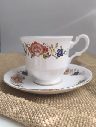 Preciosa taza de té y platillo porcelana inglesa