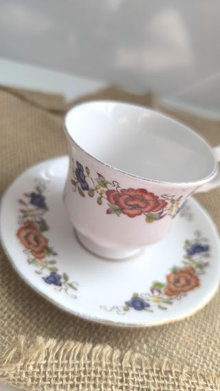 Preciosa taza de té y platillo porcelana inglesa