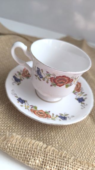 Preciosa taza de té y platillo porcelana inglesa