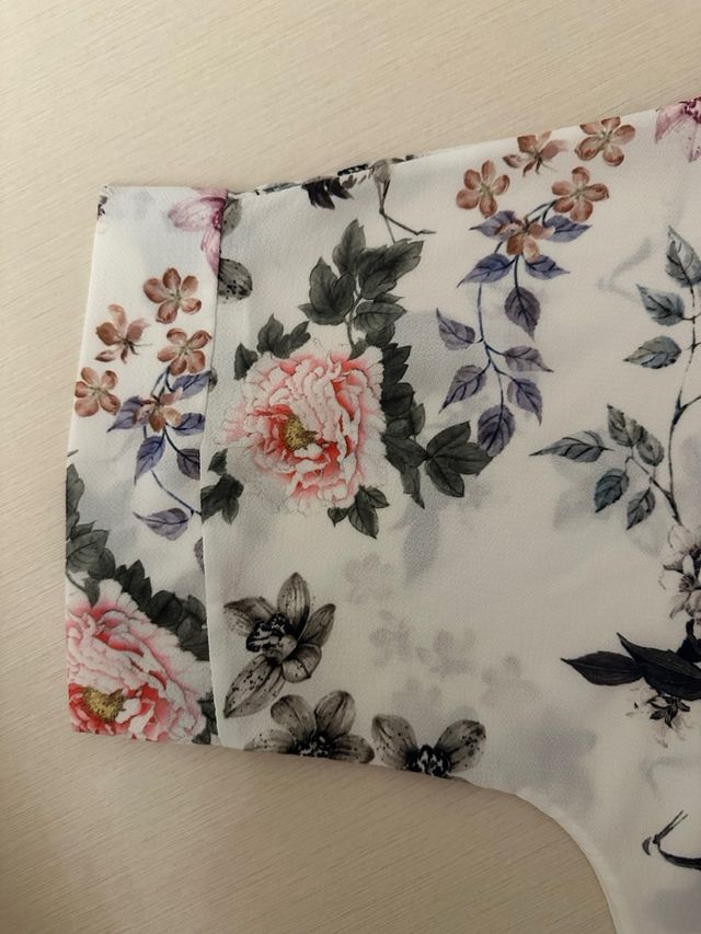 Blusa bianca a fiori