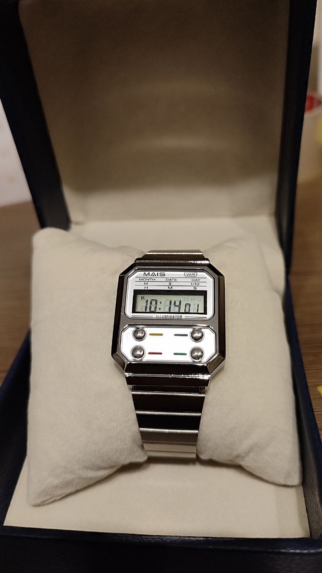 RELOJ DIGITAL PLATEADO CON BOTONES