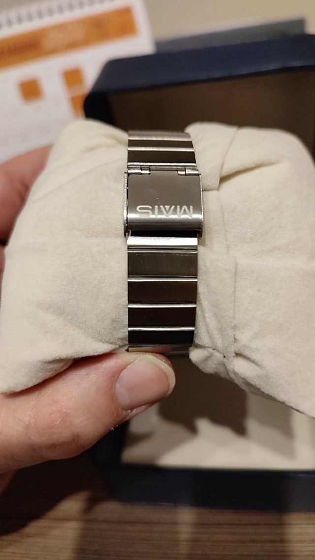 RELOJ DIGITAL PLATEADO CON BOTONES