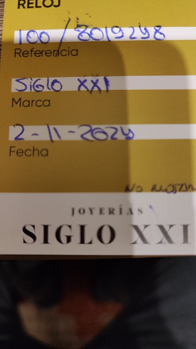 RELOJ DIGITAL PLATEADO CON BOTONES