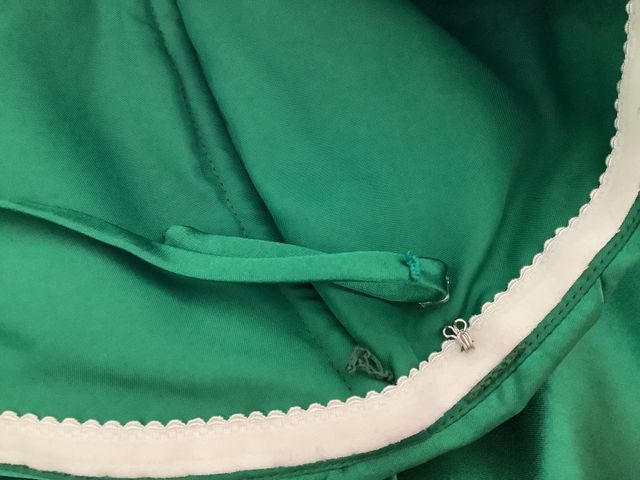 Vestido raso verde botella