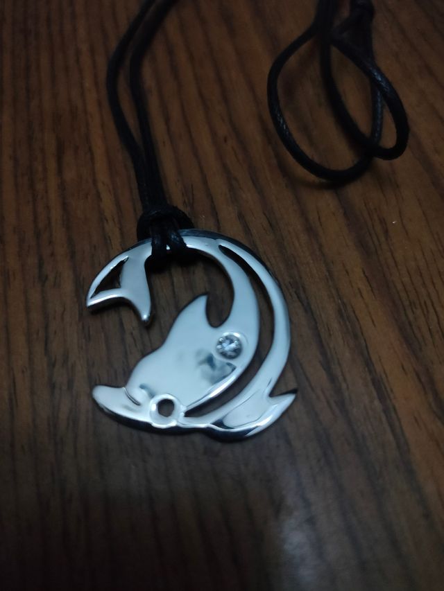 Ciondolo delfino con laccio regolabile