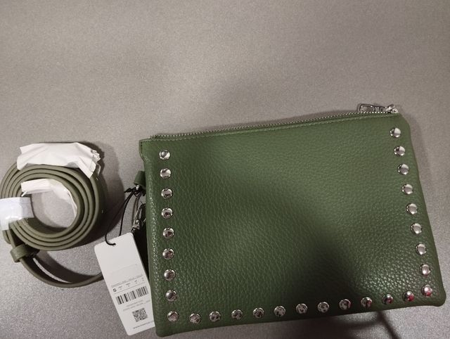 Bolso pequeño verde oliva.