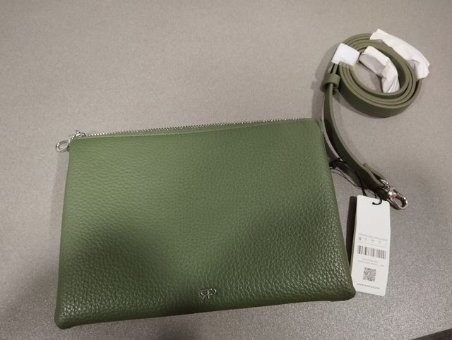 Bolso pequeño verde oliva.