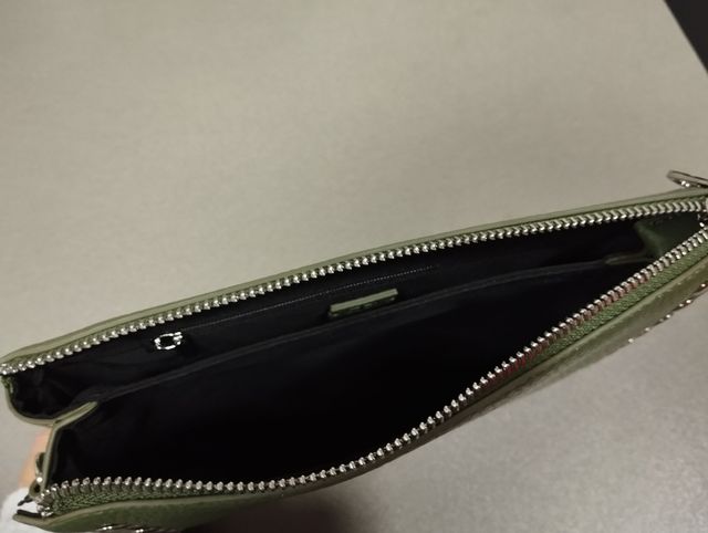 Bolso pequeño verde oliva.