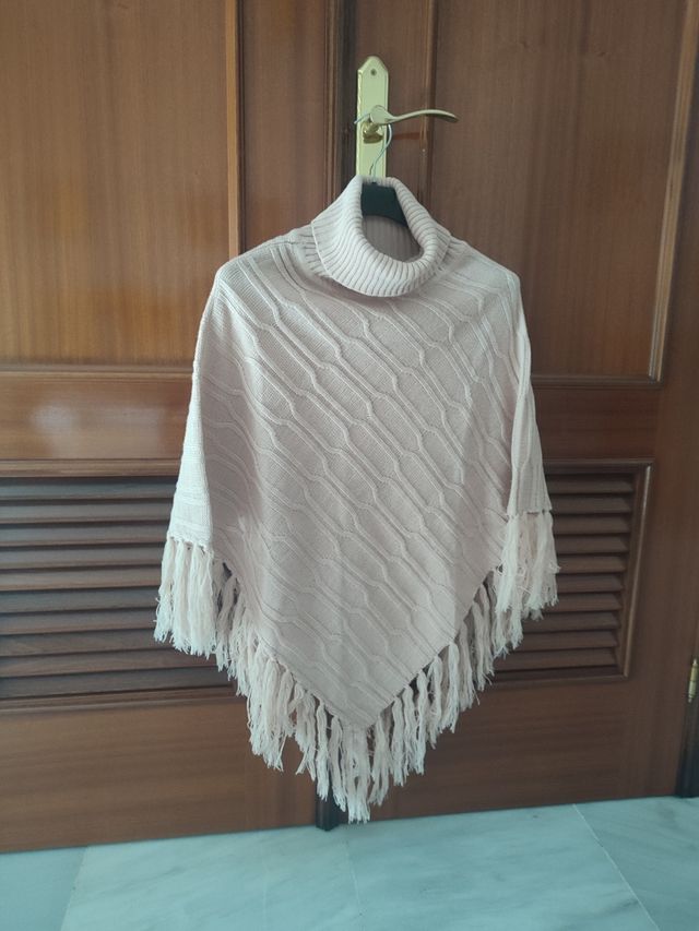 Poncho de lana con cuello alto