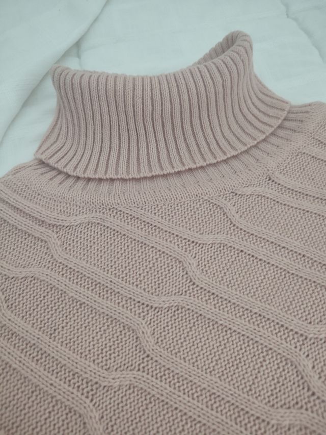 Poncho de lana con cuello alto