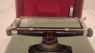 MAQUINA DE ESCRIBIR OLIVETTI