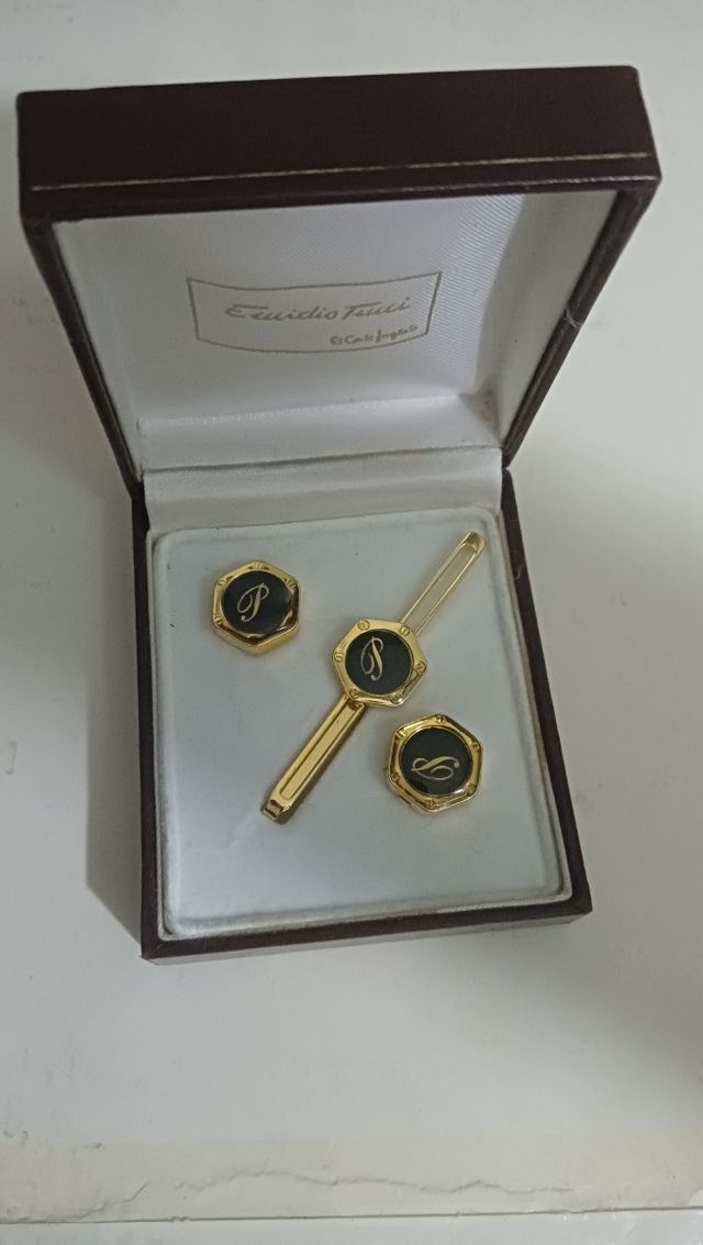 Cubre botones y alfiler de sujeción de corbata