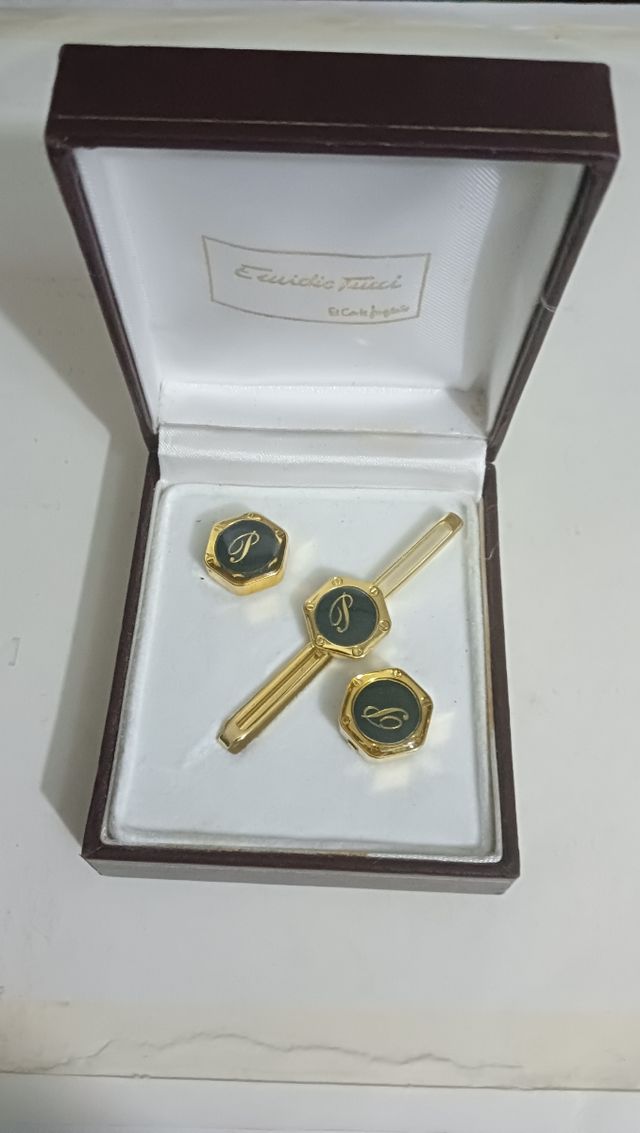 Cubre botones y alfiler de sujeción de corbata