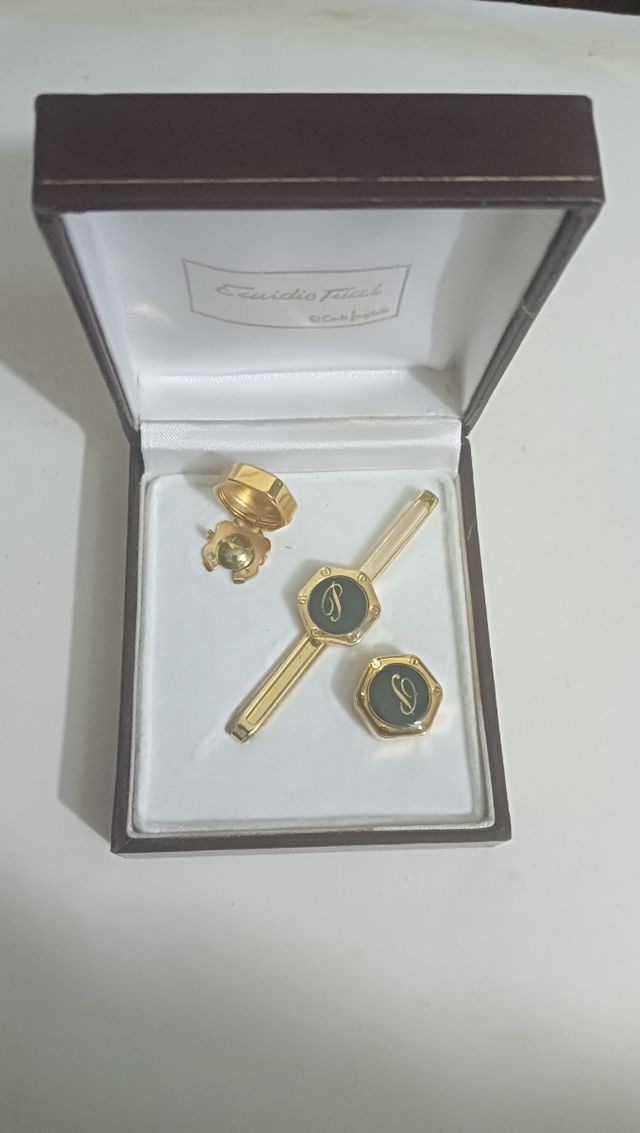 Cubre botones y alfiler de sujeción de corbata