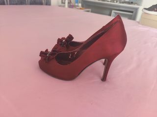 Zapatos salón, raso burdeos.