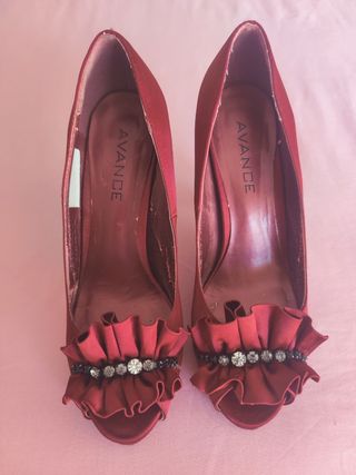 Zapatos salón, raso burdeos.
