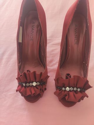 Zapatos salón, raso burdeos.
