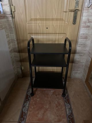 Mesa auxiliar de madera color negro con ruedas