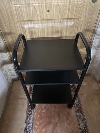 Mesa auxiliar de madera color negro con ruedas