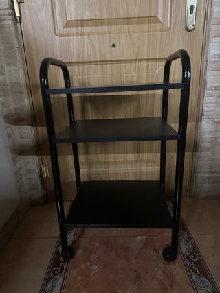 Mesa auxiliar de madera color negro con ruedas