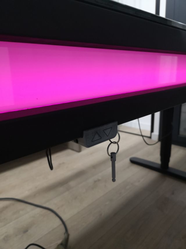 Mesa gaming elevable con motor