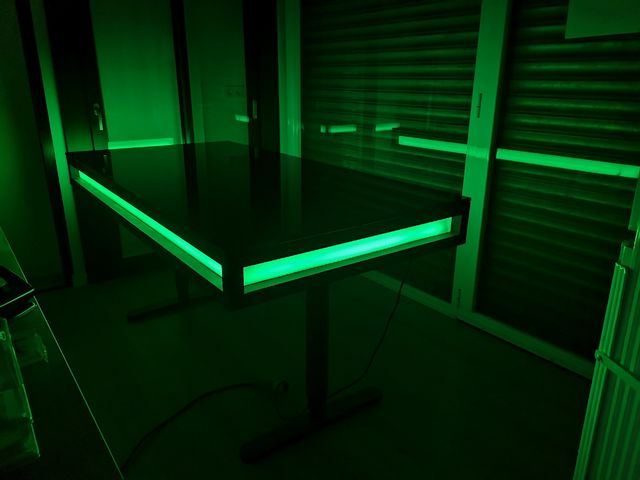 Mesa gaming elevable con motor