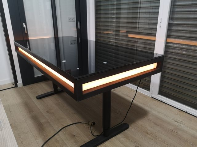 Mesa gaming elevable con motor