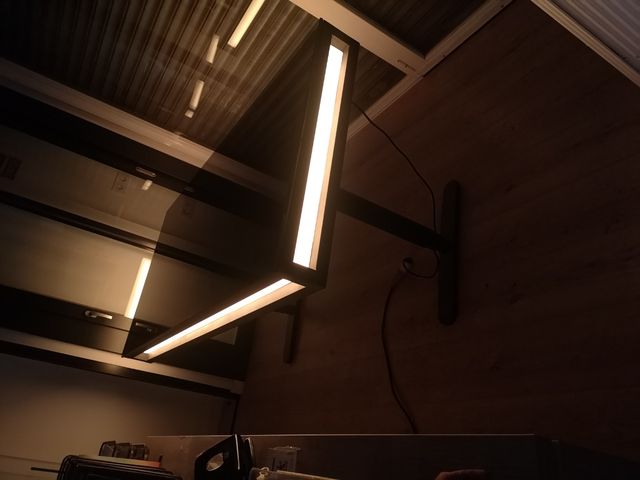 Mesa gaming elevable con motor