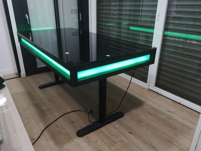 Mesa gaming elevable con motor