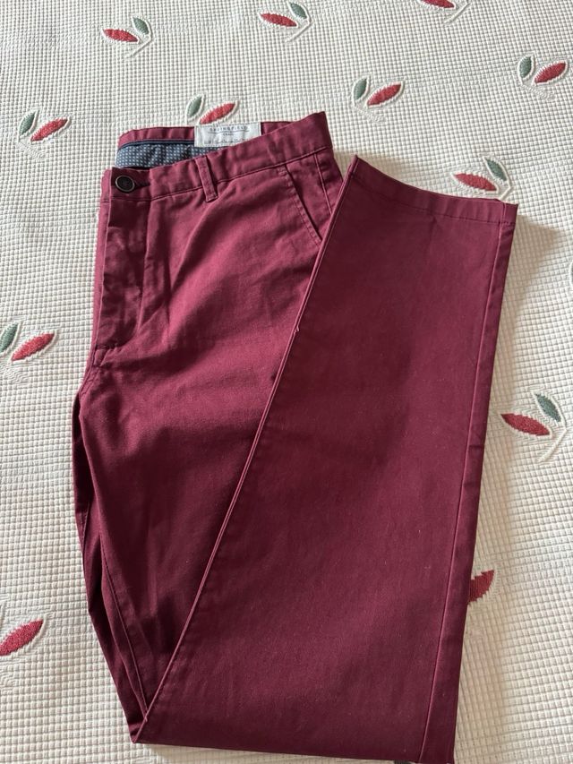 Pantalón chino slim fit burdeos de Springfield 
