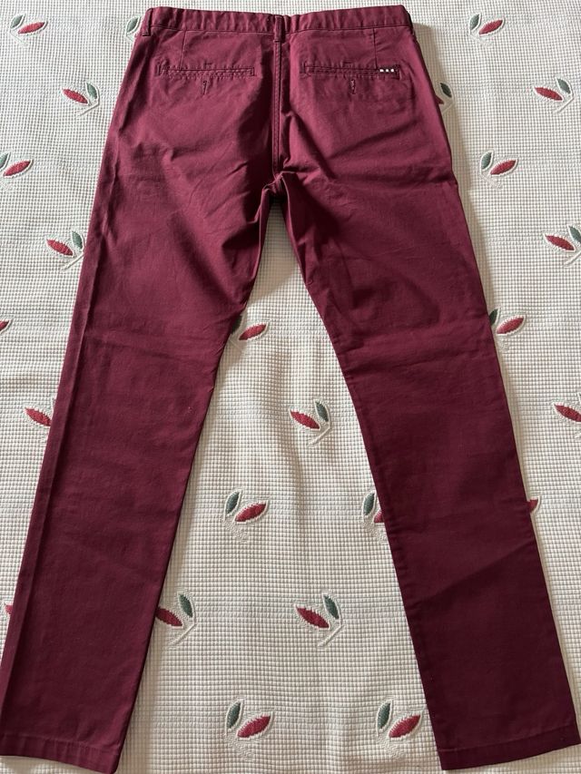Pantalón chino slim fit burdeos de Springfield 