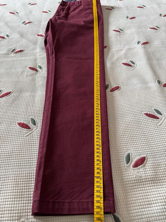 Pantalón chino slim fit burdeos de Springfield 