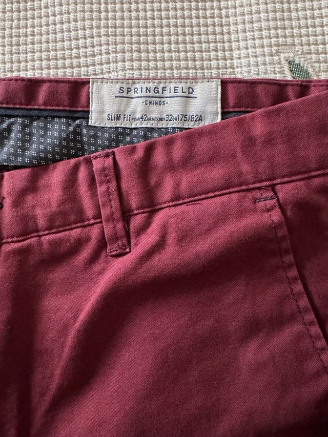 Pantalón chino slim fit burdeos de Springfield 