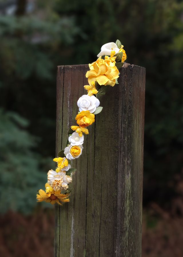 Corona de flores amarilla y blanca