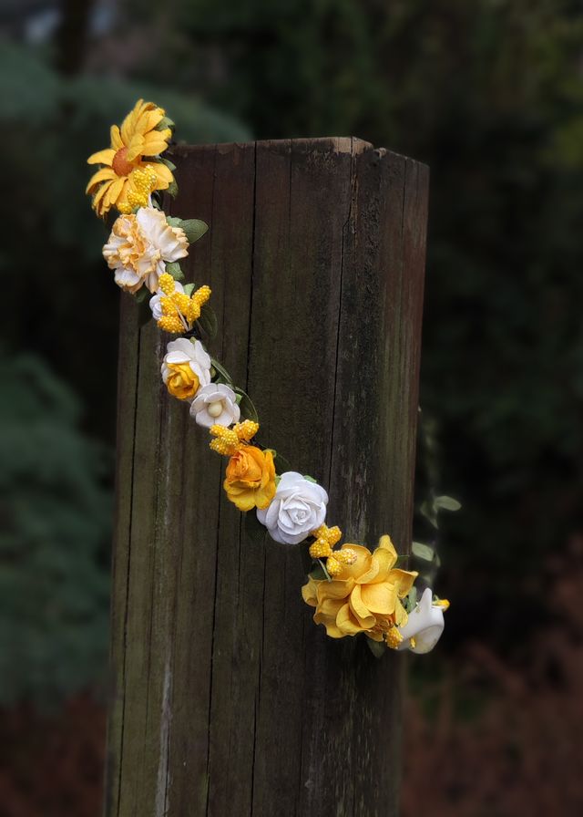 Corona de flores amarilla y blanca